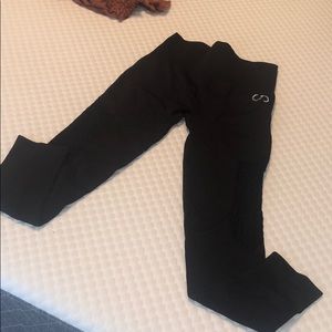 BLACK LEGGINGS WITH BOOTY SCRUNCH